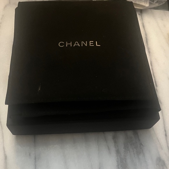 Authentic Chanel pearl headband - Picture 12 of 12